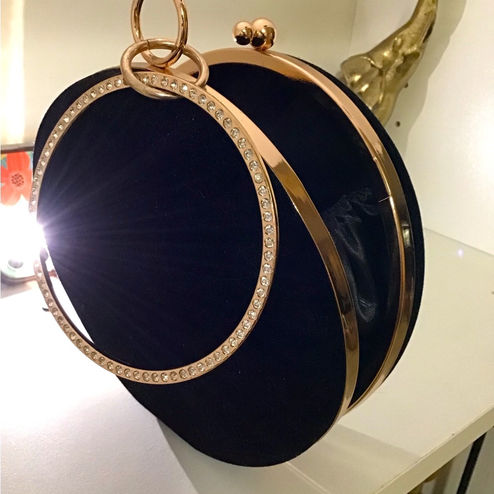 Clutch/wristlet